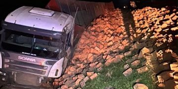 Camión cargado de ladrillos volcó sobre la ruta PY02 en Yguazú