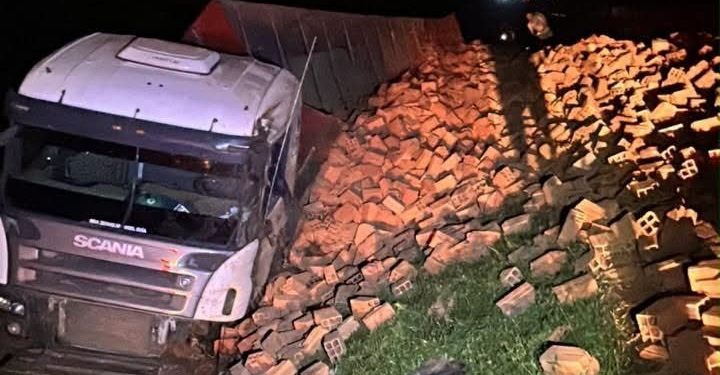 Camión cargado de ladrillos volcó sobre la ruta PY02 en Yguazú