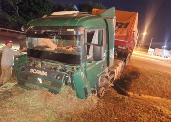 Camión queda atrapado en un desagüe frente al Puente de la Integración