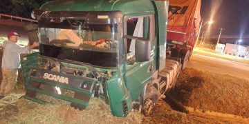 Camión queda atrapado en un desagüe frente al Puente de la Integración