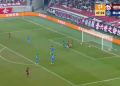 En una jugada insólita en China, un equipo marca dos goles simultáneamente, pero el árbitro no valida ninguno