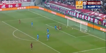 En una jugada insólita en China, un equipo marca dos goles simultáneamente, pero el árbitro no valida ninguno