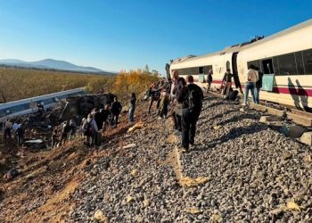 Crece cifra de muertos por el choque de trenes en España