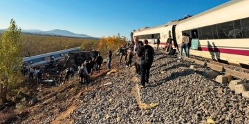 Crece cifra de muertos por el choque de trenes en España