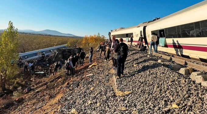 Crece cifra de muertos por el choque de trenes en España