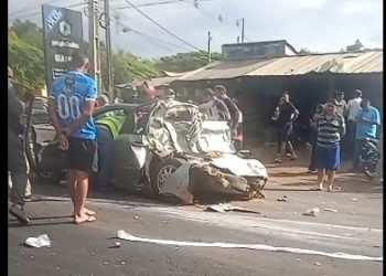 Choque frontal entre bus y automóvil deja dos heridos en J. Augusto Saldívar