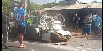Choque frontal entre bus y automóvil deja dos heridos en J. Augusto Saldívar