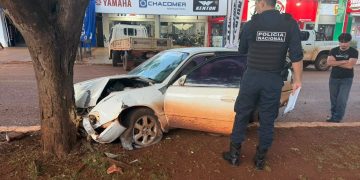 Conductor pierde el control y choca contra un árbol en San Alberto