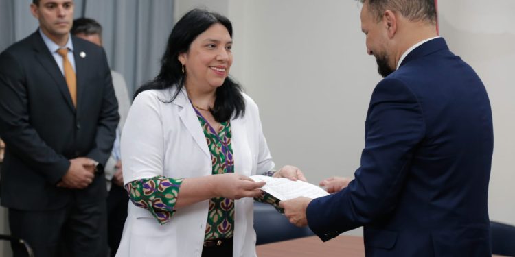 Cristina Ghezzi asume como nueva directora médica del Hospital Central del IPS