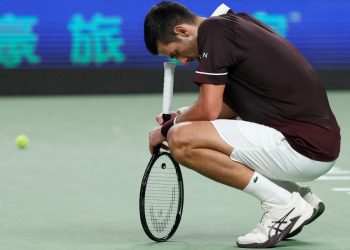 Djokovic dice adiós, Zverev sufre y los hispanohablantes pasan de ronda en Shanghái