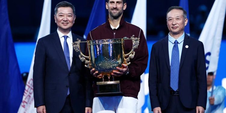 Djokovic conquista su séptimo título del Abierto de China tras la retirada de De Miñaur
