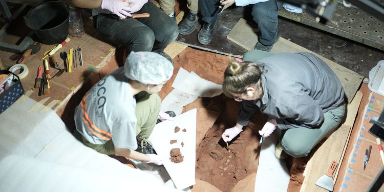 Descubren posible depósito fundacional con monedas coloniales en la iglesia de Yaguarón
