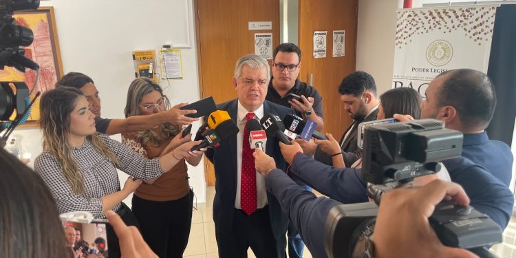 Ministro Riera urgió mayor aplicación de las tobilleras electrónicas