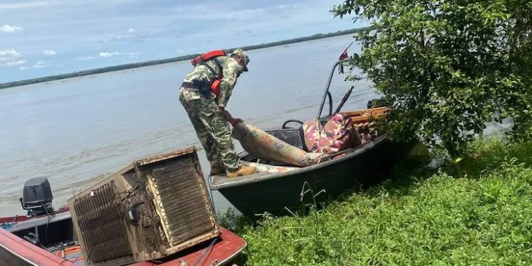 Crecida del río Paraná obliga a evacuar a 12 familias en Ayolas