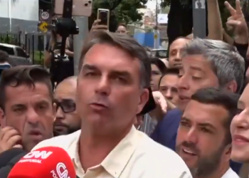 Flávio Bolsonaro votó y pidió un voto contra la «era de atraso» de Lula