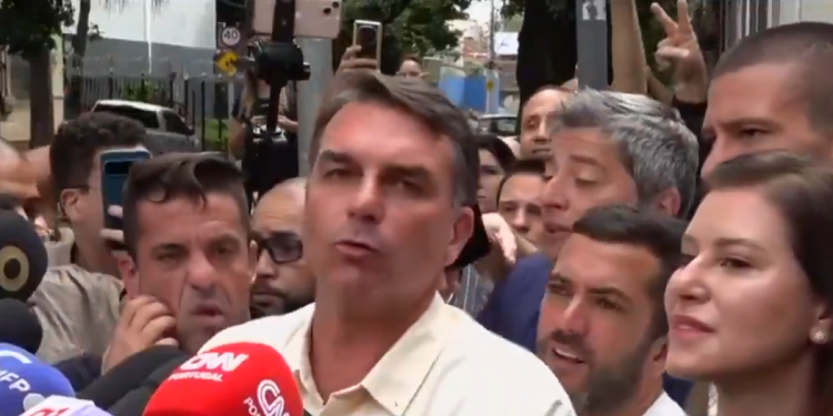 Flávio Bolsonaro votó y pidió un voto contra la «era de atraso» de Lula