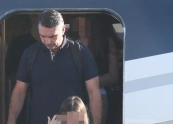 Flávio Bolsonaro denuncia persecución y justifica su salida de Brasil