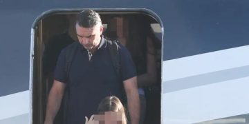 Flávio Bolsonaro denuncia persecución y justifica su salida de Brasil