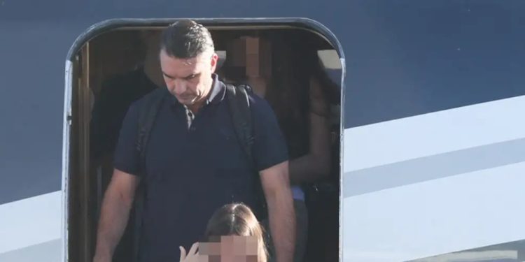 Flávio Bolsonaro denuncia persecución y justifica su salida de Brasil