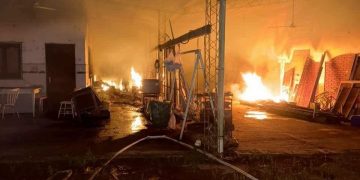 Incendio destruye por completo un depósito en Concepción