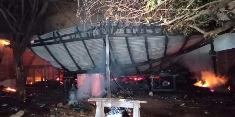 Incendio consumió una carpintería en Capiatá