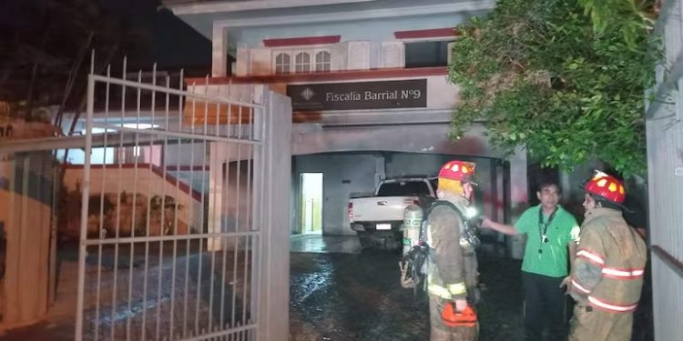 Cortocircuito provoca incendio de una camioneta en garaje de la Fiscalía