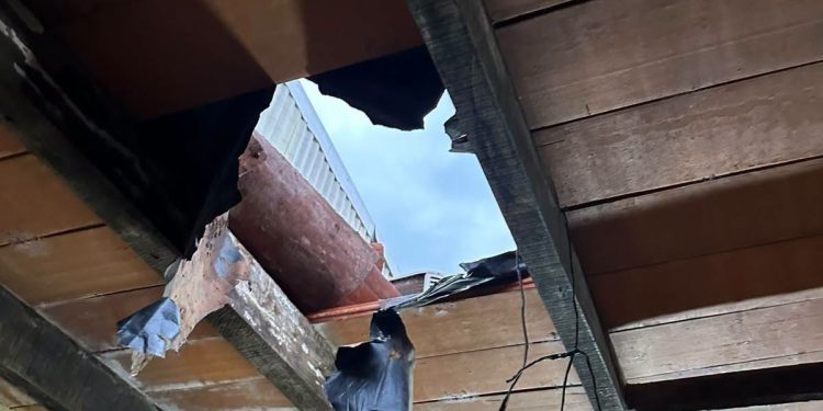 Ingresan por el techo y roban mercaderías de supermercado en Concepción