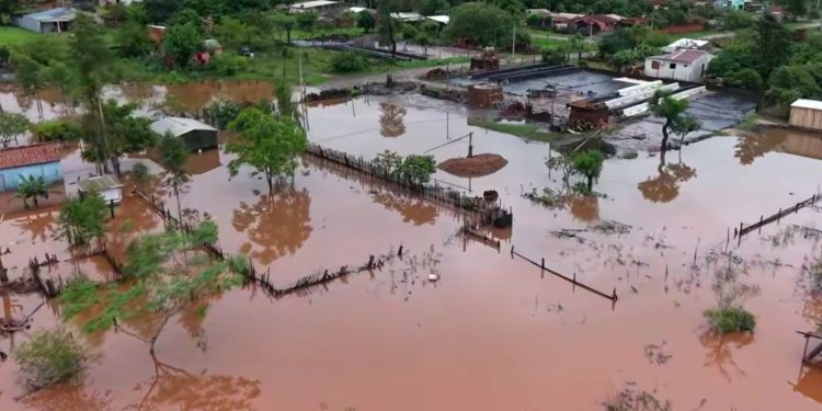 Inundaciones en San Juan Nepomuceno obligan a familias a abandonar sus viviendas