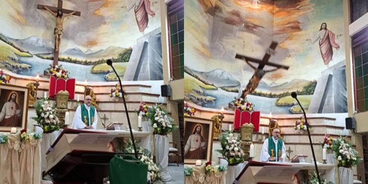 Una cruz cayó sobre un sacerdote mientras celebraba misa y murió
