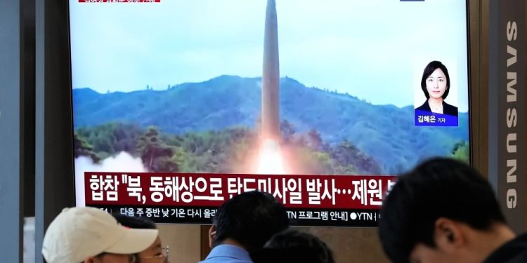 Corea del Norte lanza misil balístico hacia el mar en medio de nuevas tensiones con Seúl