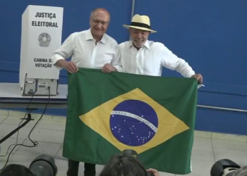 Lula votó y pidió elegir entre «fortalecer la democracia» y «la barbarie»