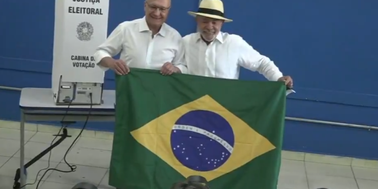 Lula votó y pidió elegir entre «fortalecer la democracia» y «la barbarie»