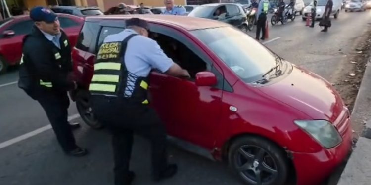 Tres militares resultan ilesos tras aparatoso accidente en Fernando de la Mora