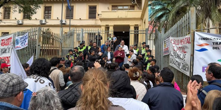 Trabajadores de la salud reclaman reajuste salarial del 50% para todos los funcionarios