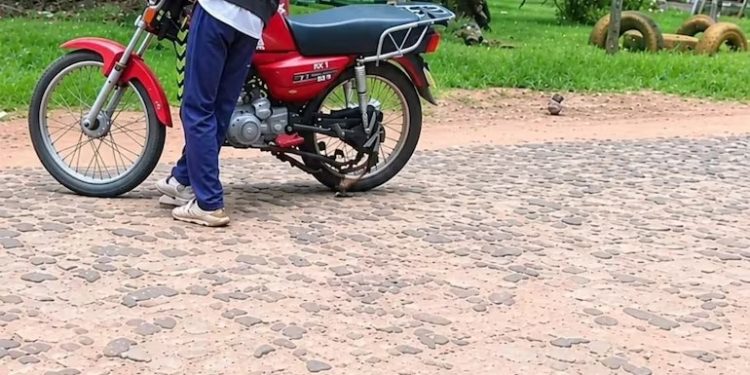 Caacupé: adolescente perdió un brazo tras enredarse su ropa en la rueda de una moto