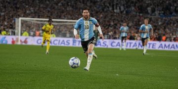 Messi se despide de la Albiceleste con 126 goles, el último de penal, y muchas emociones