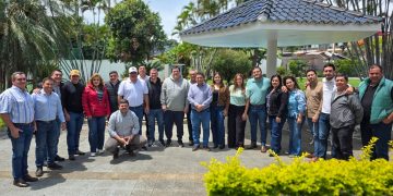 Gobernador de Guairá reúne a intendentes de la ANR y pide unidad