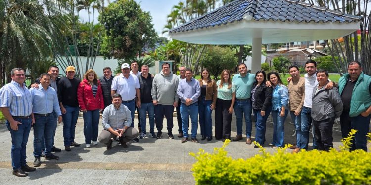 Gobernador de Guairá reúne a intendentes de la ANR y pide unidad