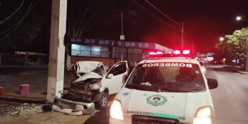 Conductor muere tras chocar contra una columna de alta tensión en Villa Elisa