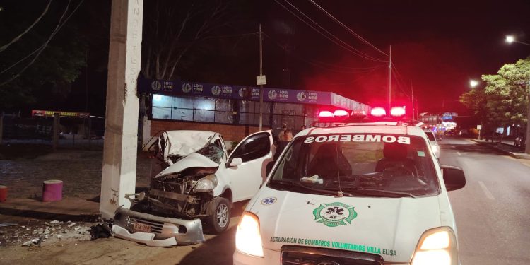 Conductor muere tras chocar contra una columna de alta tensión en Villa Elisa