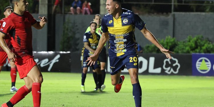 Trinidense derrota a Libertad y deja a Olimpia como solitario líder