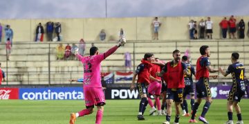 Trinidense derrota sobre el final a Nacional y mete presión al puntero