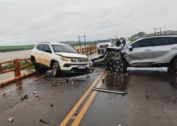 Violento choque frontal entre dos camionetas en puente sobre río Monday