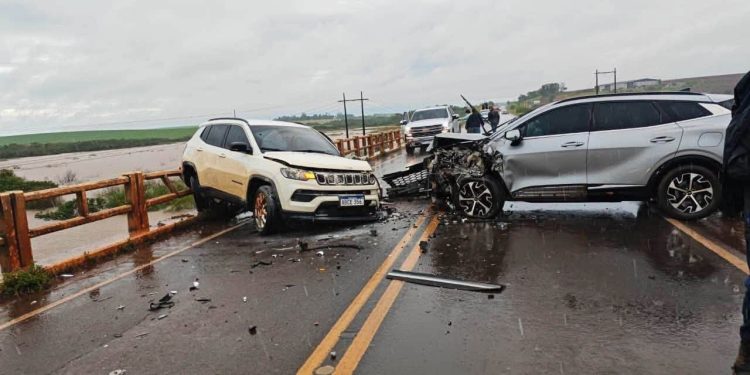 Violento choque frontal entre dos camionetas en puente sobre río Monday