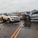 Violento choque frontal entre dos camionetas en puente sobre río Monday