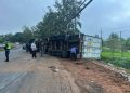 Camión de gran porte vuelca sobre la Ruta PY08 en Guayaibi