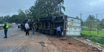 Camión de gran porte vuelca sobre la Ruta PY08 en Guayaibi