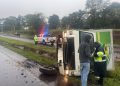Aparatoso vuelco de camión en Yguazú