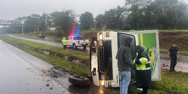 Aparatoso vuelco de camión en Yguazú