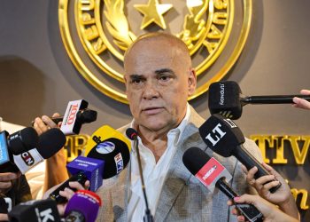 «Bachi» minimiza rumores de maniobras para removerlo de la presidencia del Congreso